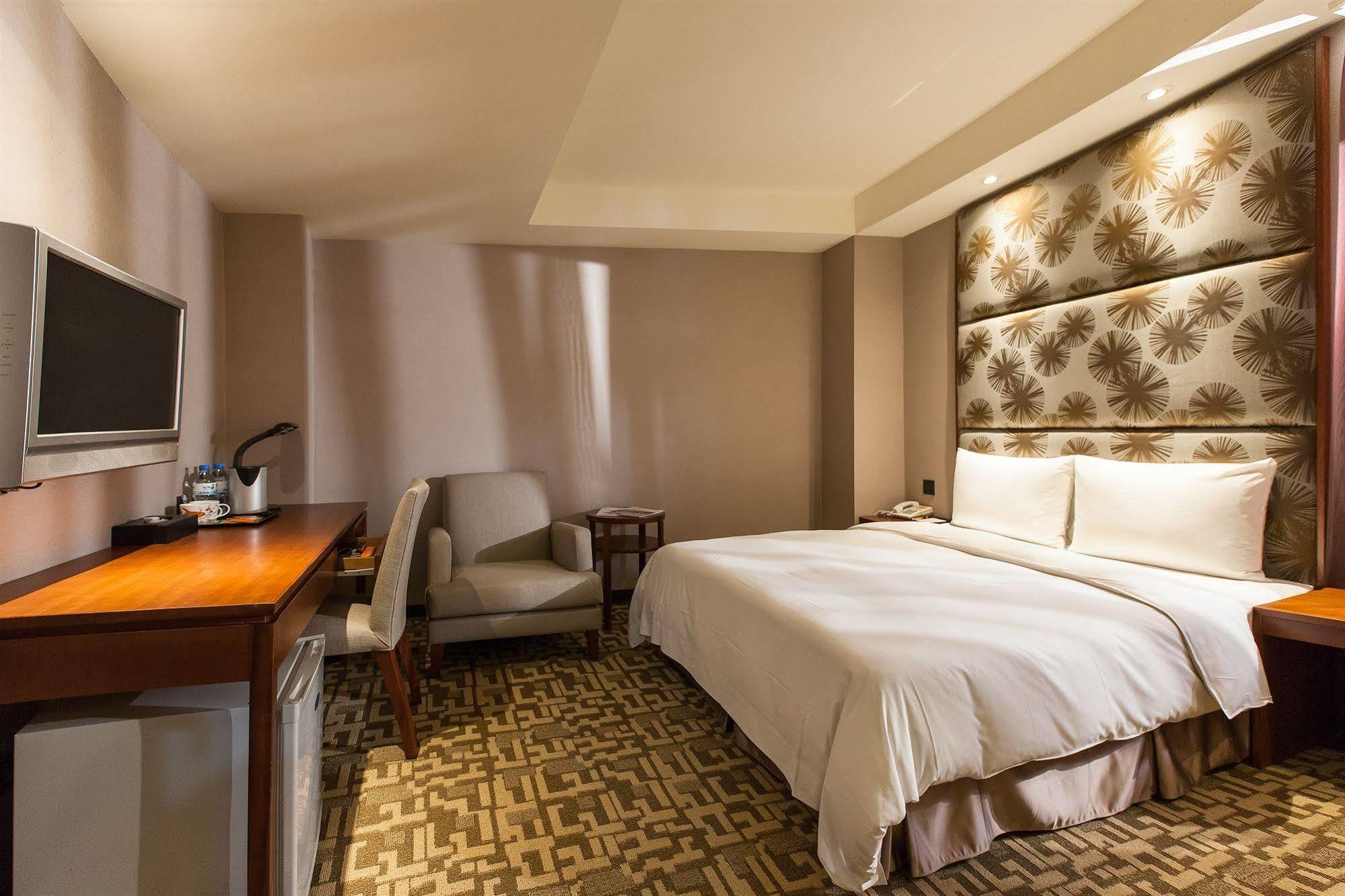 Rich & Free Hotel - Kaifeng 富逸旅趣-北車開封館 Taipei Exterior photo